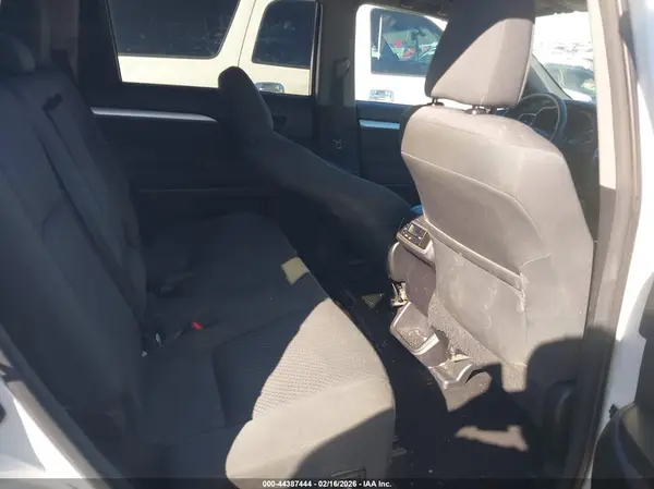 5TDZKRFH0GS128085 2016 TOYOTA HIGHLANDER - Image 8