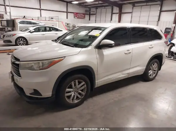 5TDZKRFH0GS130743 2016 TOYOTA HIGHLANDER - Image 2