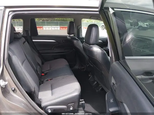5TDZKRFH0GS161345 2016 TOYOTA HIGHLANDER - Image 8