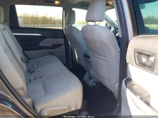 5TDZKRFH0GS168960 2016 TOYOTA HIGHLANDER - Image 8