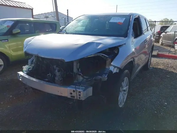 5TDZKRFH0GS177240 2016 TOYOTA HIGHLANDER - Image 2