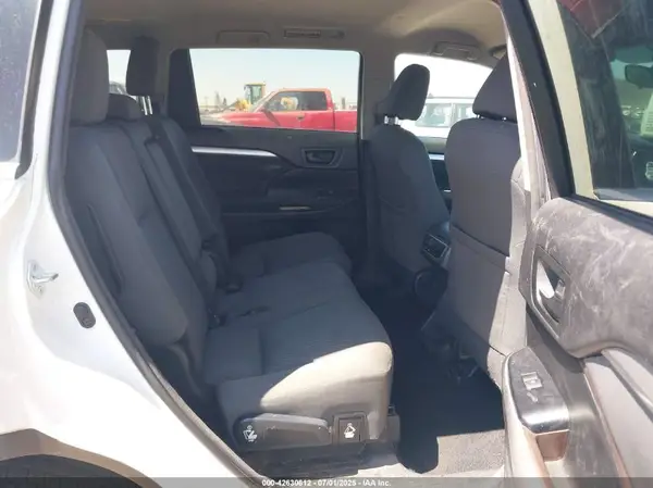 5TDZKRFH1GS135319 2016 TOYOTA HIGHLANDER - Image 8