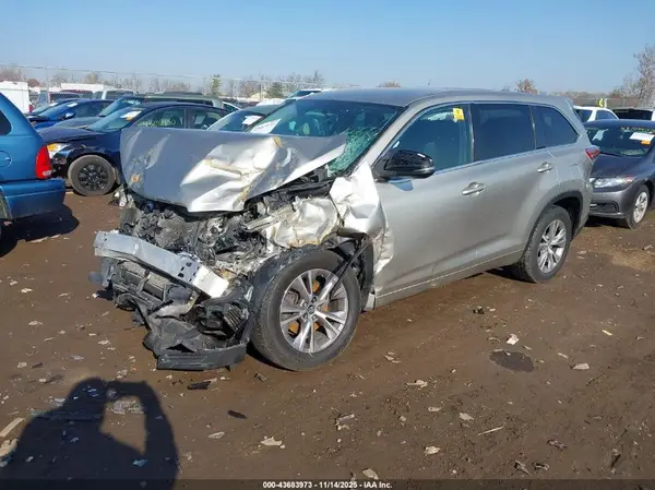 5TDZKRFH3GS123978 2016 TOYOTA HIGHLANDER - Image 2
