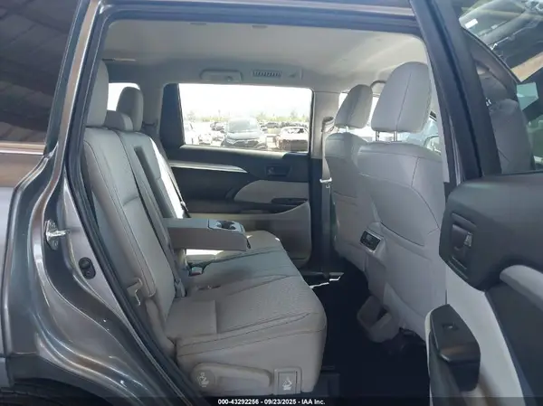5TDZKRFH4GS149036 2016 TOYOTA HIGHLANDER - Image 8