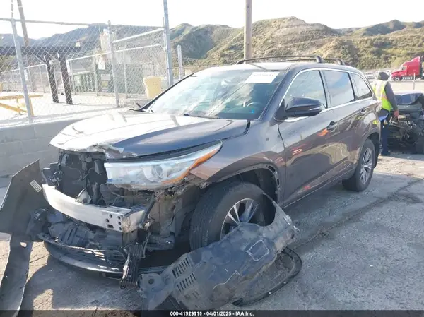 5TDZKRFH5GS165178 2016 TOYOTA HIGHLANDER - Image 2