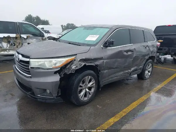 5TDZKRFH6GS141567 2016 TOYOTA HIGHLANDER - Image 2