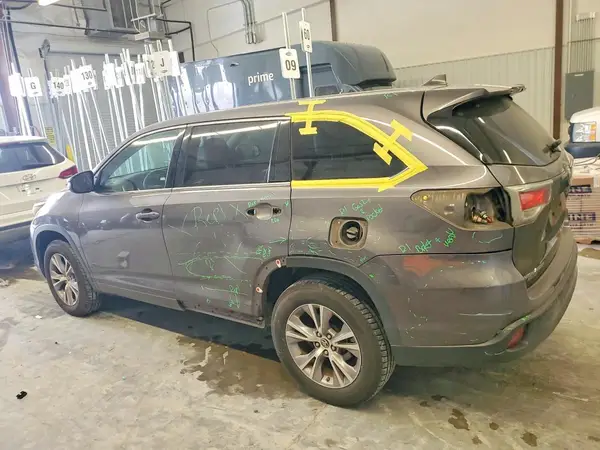 5TDZKRFH7GS132697 2016 TOYOTA HIGHLANDER - Image 2