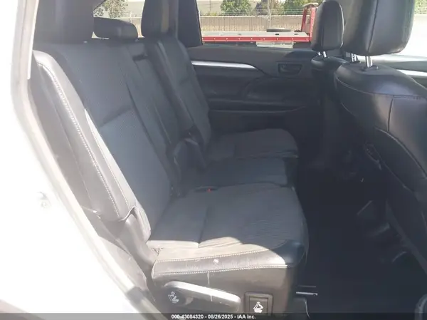 5TDZKRFH7GS157891 2016 TOYOTA HIGHLANDER - Image 8