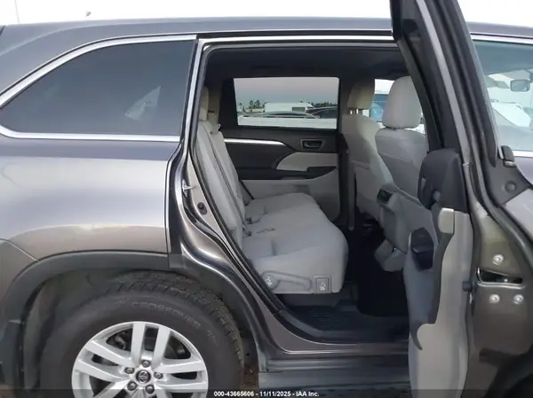 5TDZKRFHXGS140759 2016 TOYOTA HIGHLANDER - Image 8