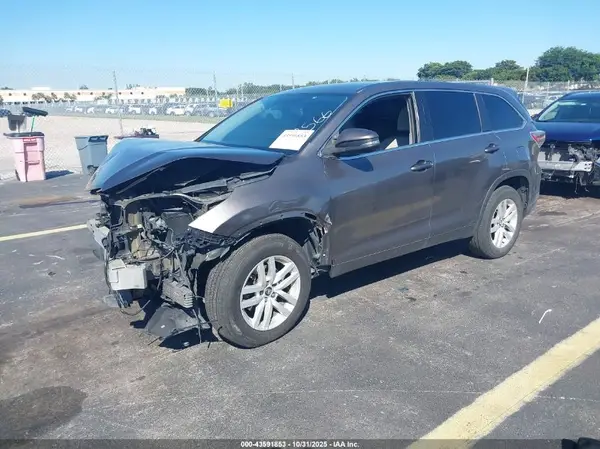 5TDZKRFHXGS184566 2016 TOYOTA HIGHLANDER - Image 2