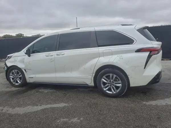 5TDZRKEC0MS043610 2021 TOYOTA SIENNA - Image 2