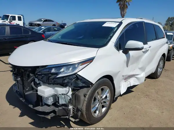 5TDZRKEC0RS183924 2024 TOYOTA SIENNA - Image 2