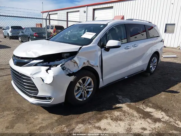 5TDZRKEC0RS189495 2024 TOYOTA SIENNA - Image 2