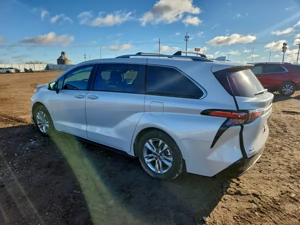 5TDZRKEC1SS280071 2025 TOYOTA SIENNA - Image 2