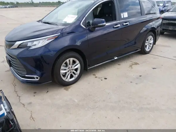 5TDZRKEC1TS301728 2026 TOYOTA SIENNA - Image 2