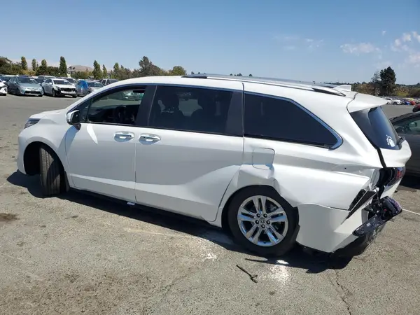 5TDZRKEC2RS211061 2024 TOYOTA SIENNA - Image 2