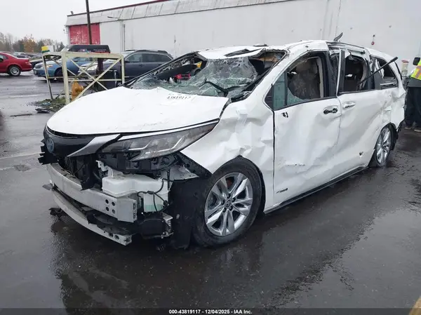5TDZRKEC3MS010584 2021 TOYOTA SIENNA - Image 2