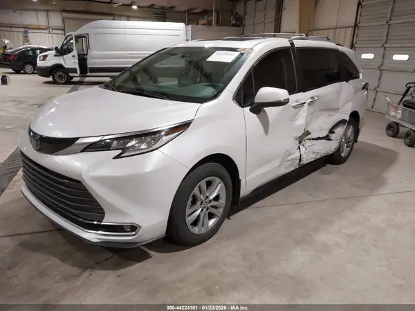 5TDZRKEC4PS170493 2023 TOYOTA SIENNA - Image 2