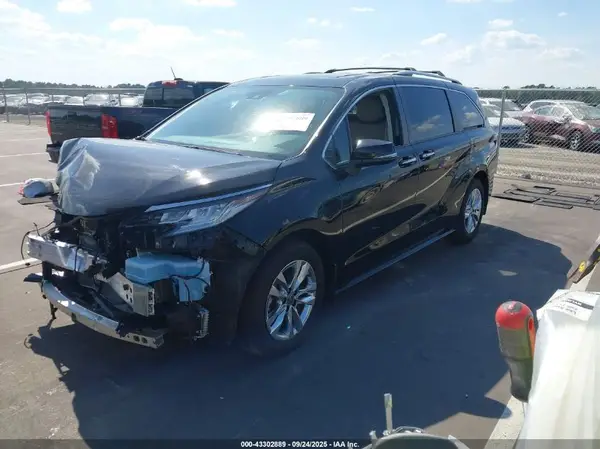5TDZRKEC5PS175105 2023 TOYOTA SIENNA - Image 2