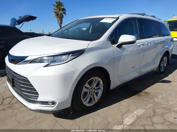 5TDZRKEC7RS185864 2024 TOYOTA SIENNA - Image 2