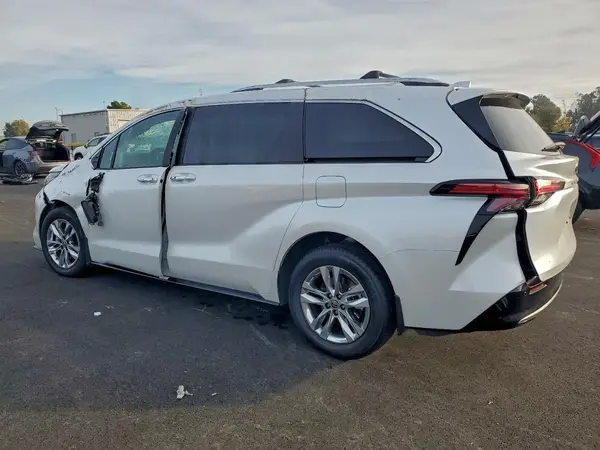 5TDZRKEC7RS223478 2024 TOYOTA SIENNA - Image 2