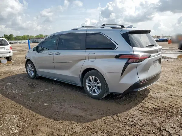 5TDZRKEC9RS181136 2024 TOYOTA SIENNA - Image 2