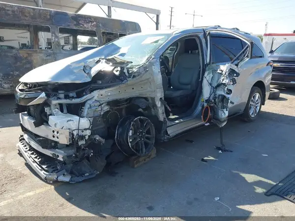 5TDZRKEC9RS183551 2024 TOYOTA SIENNA - Image 2
