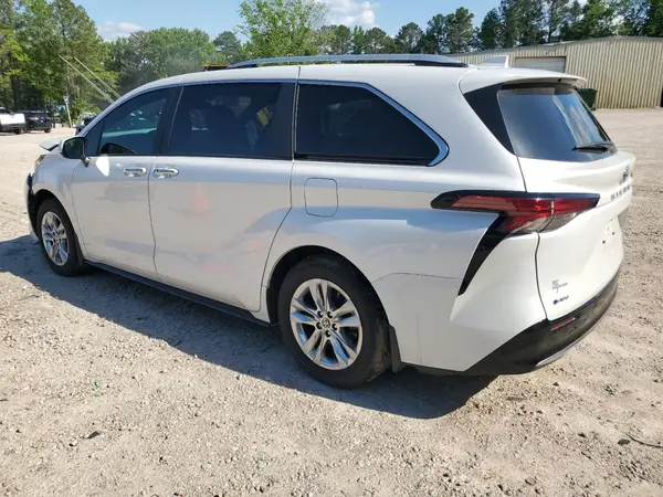 5TDZRKEC9SS226758 2025 TOYOTA SIENNA - Image 2