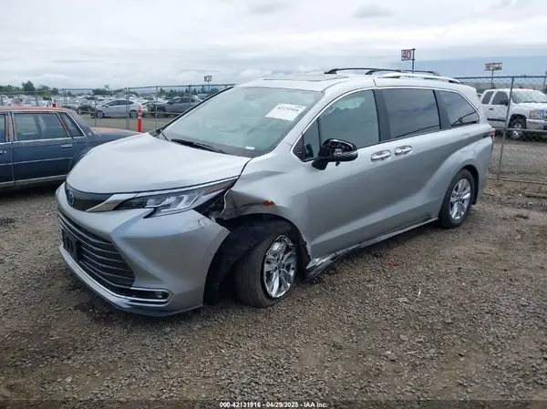 5TDZRKEC9SS234407 2025 TOYOTA SIENNA - Image 2