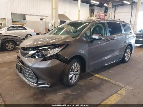 5TDZSKFC0PS082155 2023 TOYOTA SIENNA - Image 2