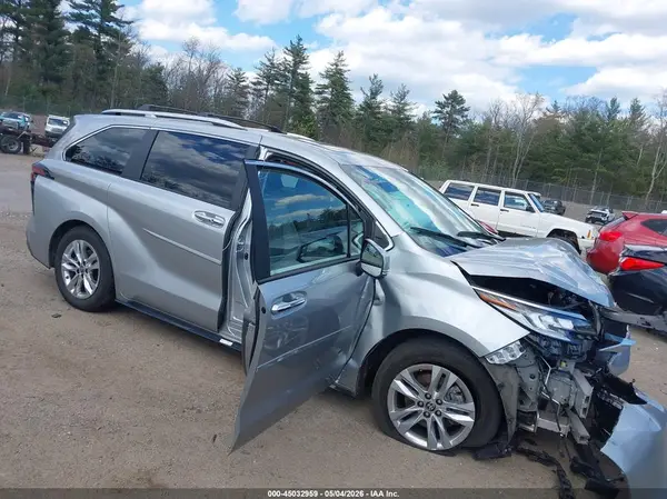 5TDZSKFC1RS119376 2024 TOYOTA SIENNA - Image 1
