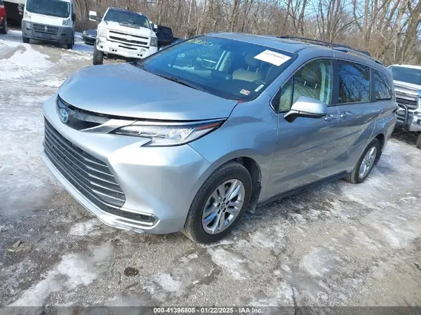 5TDZSKFC2PS104317 2023 TOYOTA SIENNA - Image 2