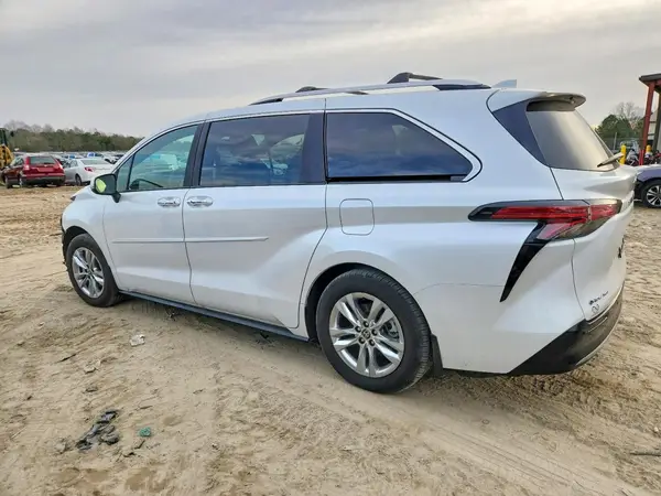 5TDZSKFC2SS201235 2025 TOYOTA SIENNA - Image 2
