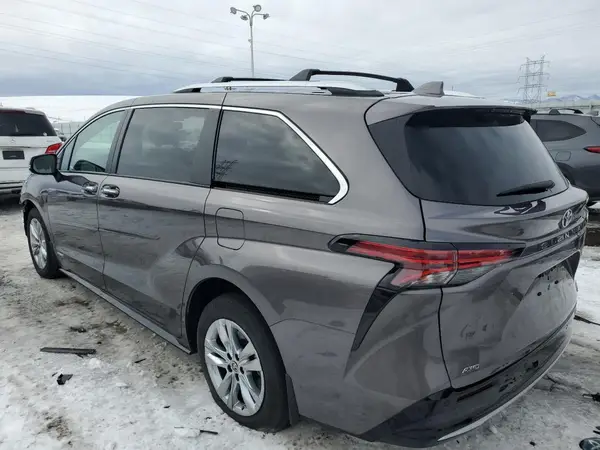 5TDZSKFC3MS008238 2021 TOYOTA SIENNA - Image 2