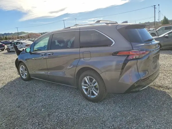 5TDZSKFC3NS048384 2022 TOYOTA SIENNA - Image 2