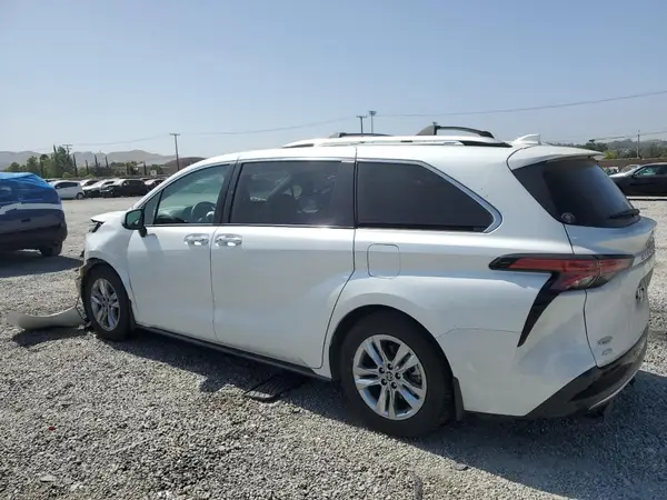 5TDZSKFC4NS050841 2022 TOYOTA SIENNA - Image 2