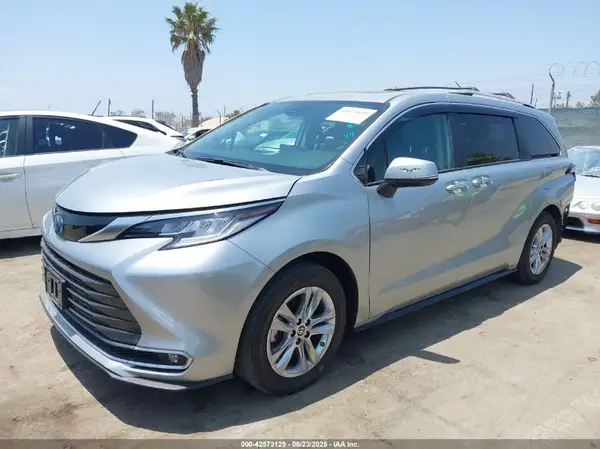 5TDZSKFC5PS104795 2023 TOYOTA SIENNA - Image 2