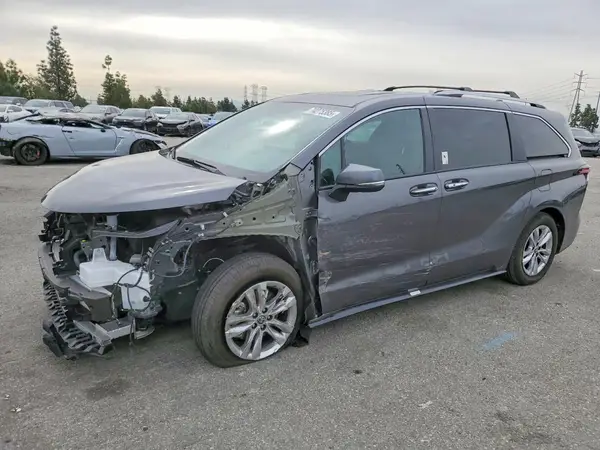 5TDZSKFC5SS156016 2025 TOYOTA SIENNA - Image 1