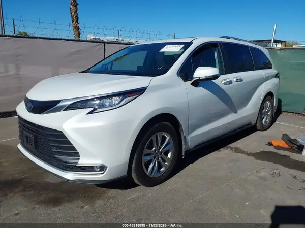 5TDZSKFC7PS086557 2023 TOYOTA SIENNA - Image 2