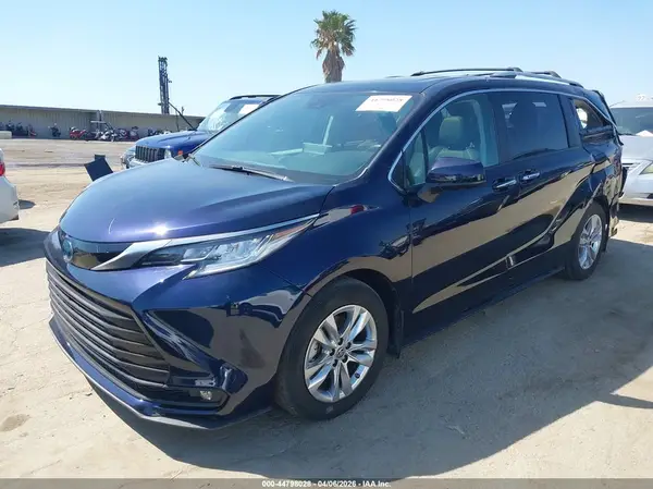 5TDZSKFC7PS103549 2023 TOYOTA SIENNA - Image 2