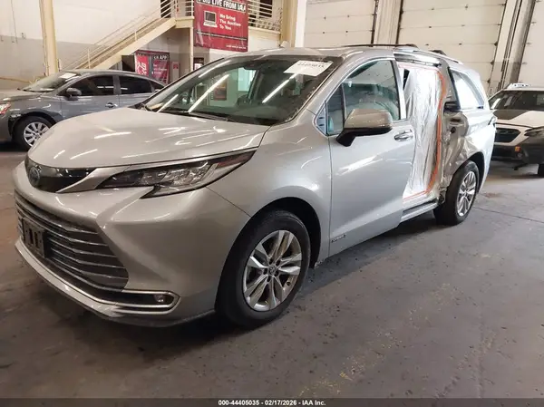 5TDZSKFC8MS010390 2021 TOYOTA SIENNA - Image 2