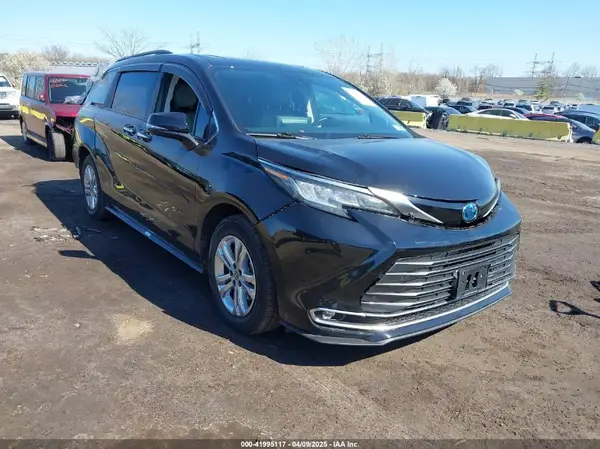 5TDZSKFC8RS145490 2024 TOYOTA SIENNA - Image 1