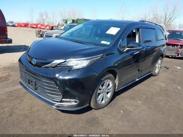 5TDZSKFC8RS145490 2024 TOYOTA SIENNA - Image 2