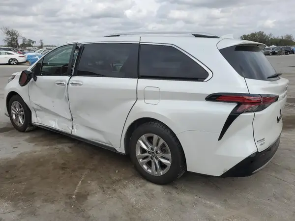 5TDZSKFC9NS046588 2022 TOYOTA SIENNA - Image 2