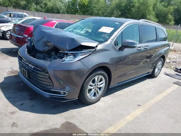 5TDZSKFCXRS111079 2024 TOYOTA SIENNA - Image 2