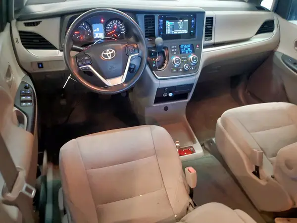 5TDZZ3DC0HS773949 2017 TOYOTA SIENNA - Image 8