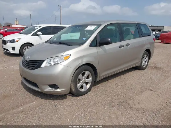 5TDZZ3DC0HS775362 2017 TOYOTA SIENNA - Image 2