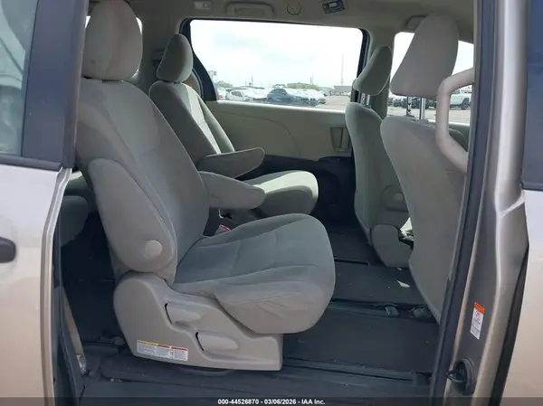 5TDZZ3DC0HS775362 2017 TOYOTA SIENNA - Image 8