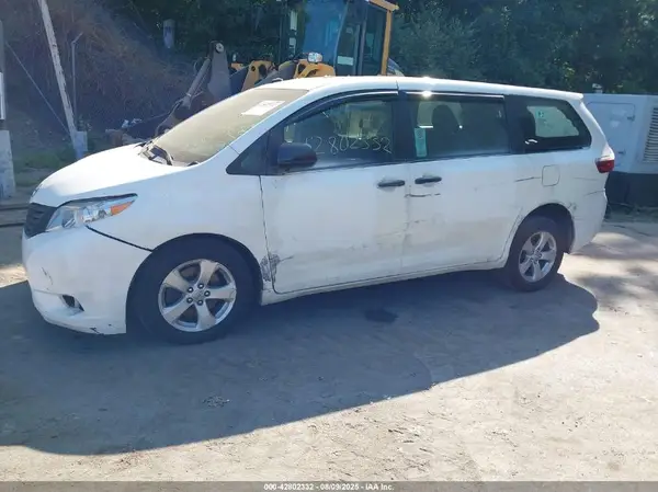 5TDZZ3DC0HS790119 2017 TOYOTA SIENNA - Image 2