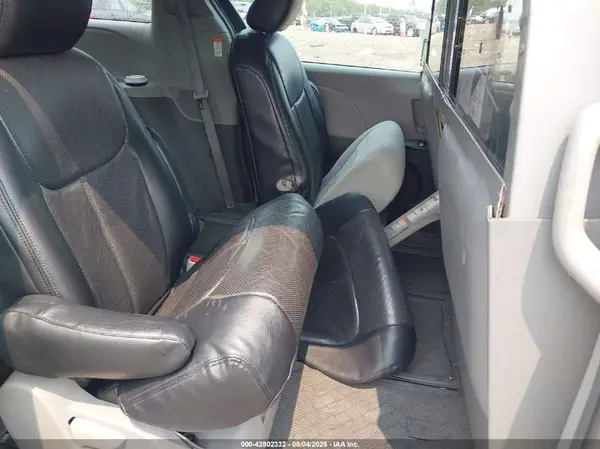 5TDZZ3DC0HS790119 2017 TOYOTA SIENNA - Image 8